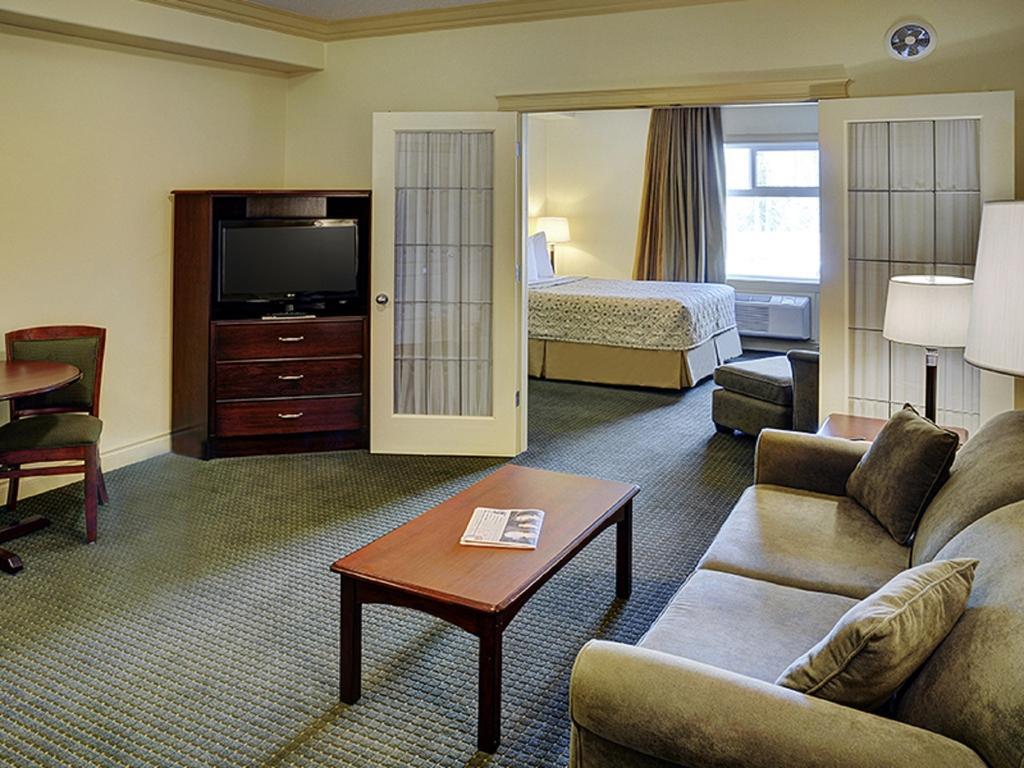 Chateau Nova Hotel Fort Mcmurray Zimmer foto