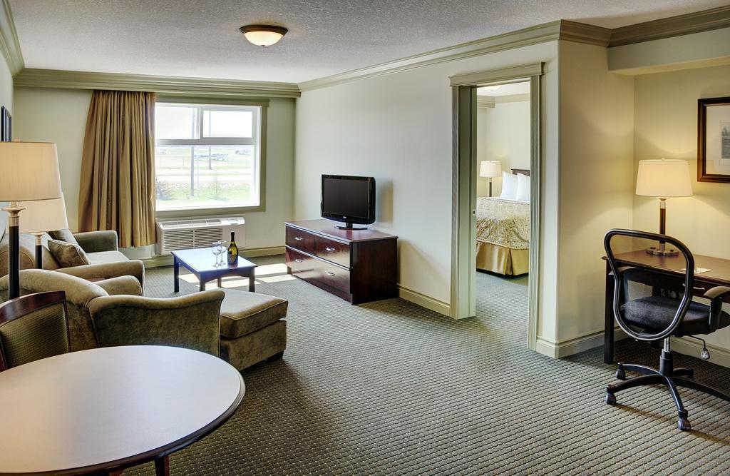 Chateau Nova Hotel Fort Mcmurray Zimmer foto