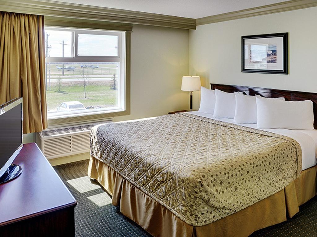Chateau Nova Hotel Fort Mcmurray Zimmer foto