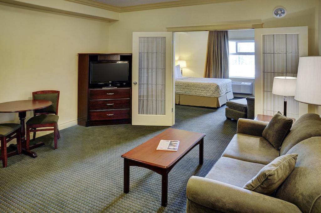 Chateau Nova Hotel Fort Mcmurray Zimmer foto