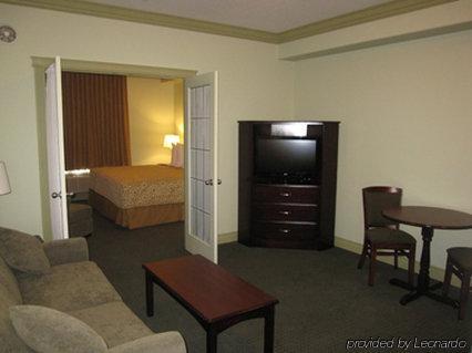 Chateau Nova Hotel Fort Mcmurray Zimmer foto